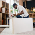 Zanaatlarınız için inanılmaz bir dolap ve çalışma alanı yapmak için IKEA ürünlerini kullanın