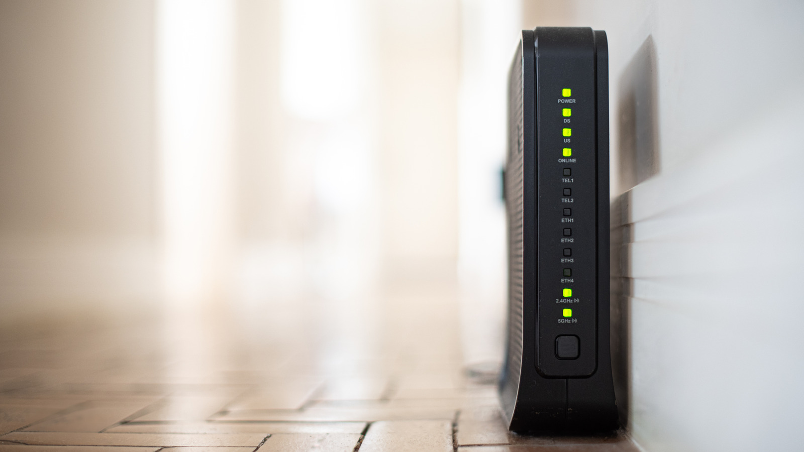 Akıllı bir DIY ile bir kitaplıkta modeminizi gizleyin