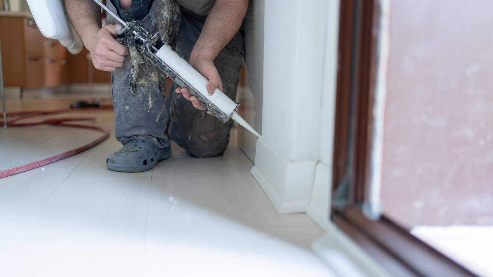 Süpürgelikleri kalafat ederken ihtiyacınız olan kolay numara ve uzman görünümlü sonuçlar için trim