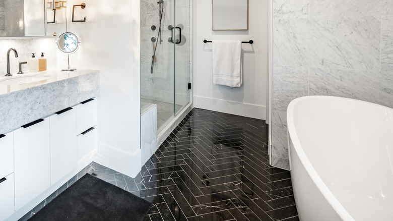 Siyah kat kiremitli beyaz banyo