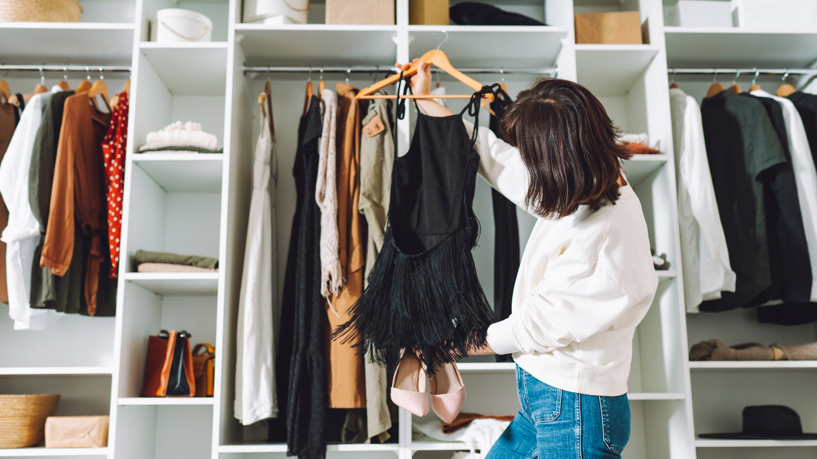 Daha organize ve dağınık bir dolap için kurtulacak giyim eşyaları