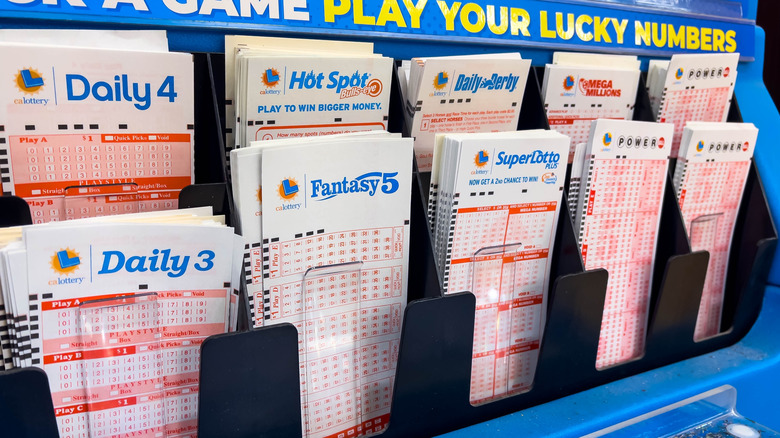 Bir standda piyango bileti formları