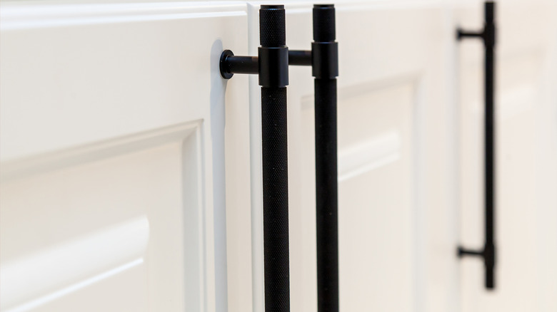 Mat Siyah Dolap Bar Kulpları