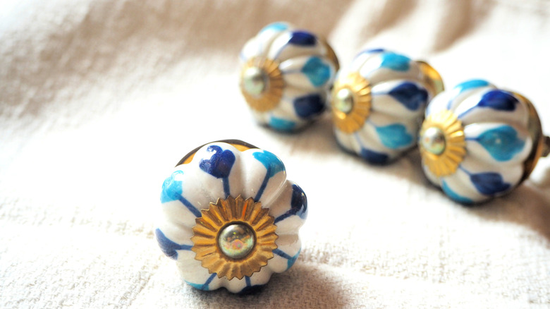 mavi ve beyaz seramik dolap düğmeleri