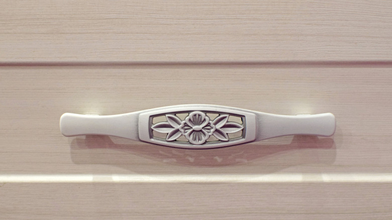 Gümüş Çiçek Çekmece Çekme