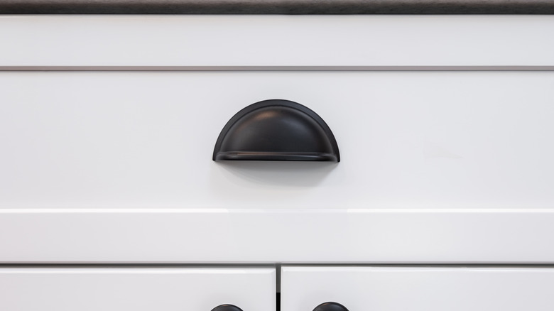 Fincan tarzı çekmece siyah çeker