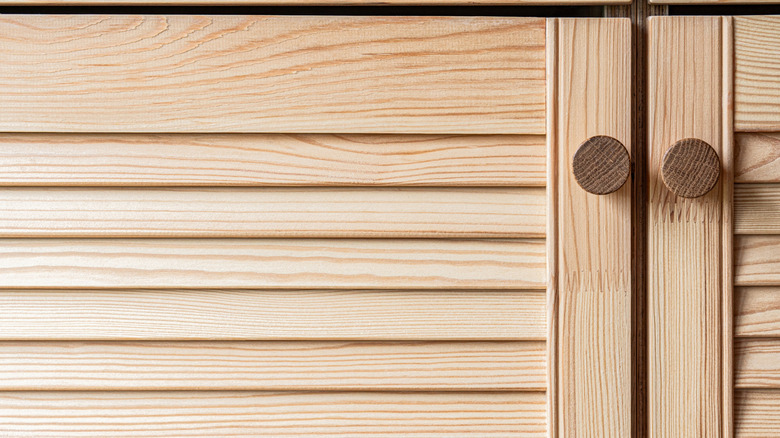 Panjurlu dolap kapılarında ahşap düğmeler