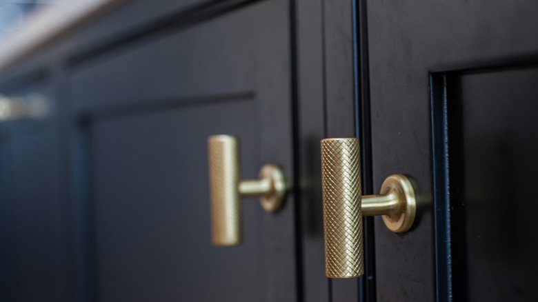 Kabinte silindirik dokulu düğmeler