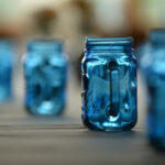 Yaz'ı karşılamak için sevimli, ferahlatıcı bir merkez parçası oluşturmak için mason kavanozlarını yeniden kullanın