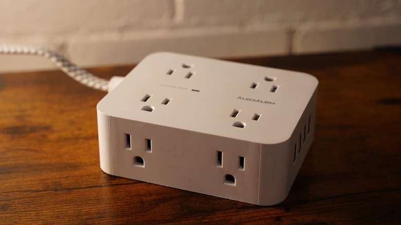 Beyaz Kullanım Noktası Dalgalanma Koruyucusu Yerde