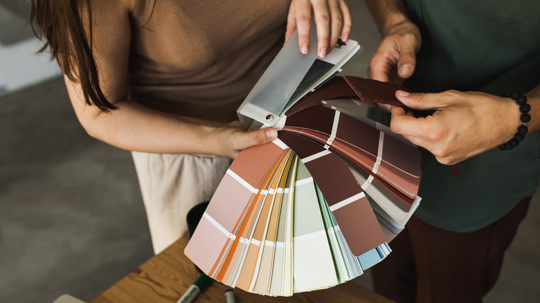 Dolap rengine karar vermek için renk renk örnekleri kullanan ev sahipleri