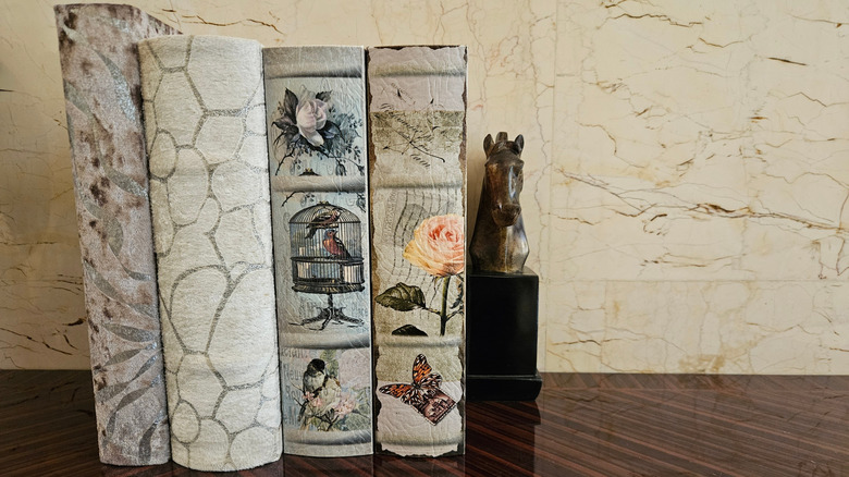 Metal Horse Head Bookend tarafından Yardımcı Dört Antik Kitap