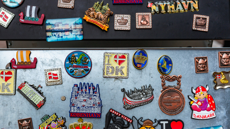 Metal ve hediyelik eşya mıknatısları ile dolu bir buzdolabının kapatılması