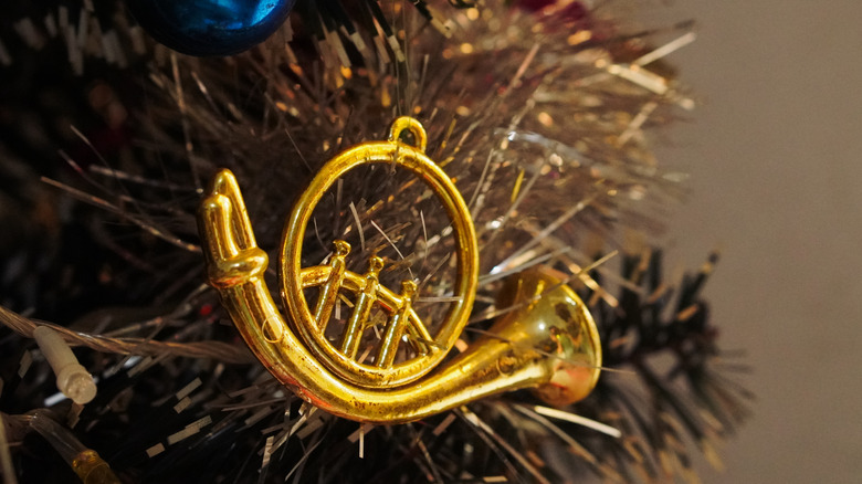 Bir Noel ağacında altın metal enstrüman süslemesinin kapatılması