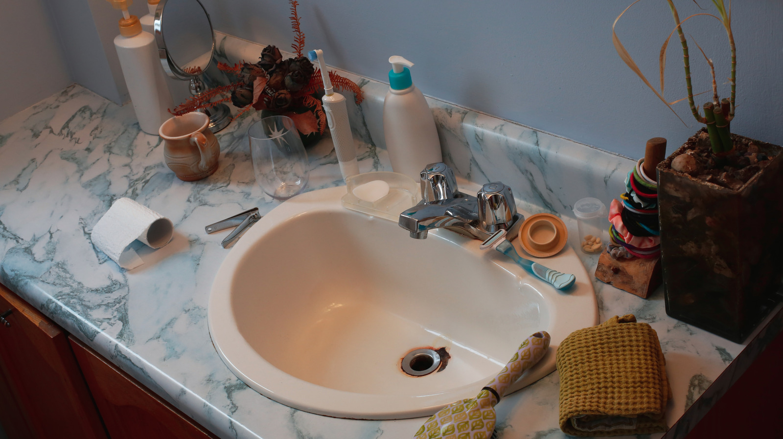 Zarif Dolar Ağaç Organizasyonu DIY ile Banyo Tezgahı Dağınıklığı