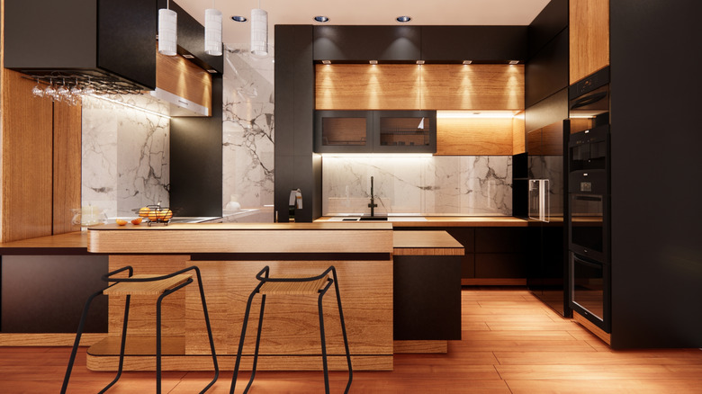 Siyah ve odun dolapları ile modern mutfak.