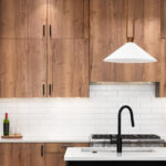 Zamansız ve şık bir mutfak için klasik ahşap dolap kombinasyonları