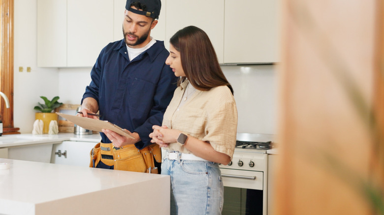 Bir listeden geçen kadın ve yüklenici