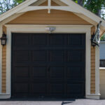 Banyo temizleme çözümü ile garaj kapınızda küfle mücadele