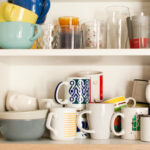 Uygun fiyatlı bir IKEA bulma ile kalabalık dolaplardan ekstra kahve kupalarını kırmak