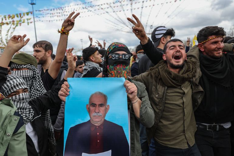 DIYARBAKIR, Türkiye - 21 Mart: Maskeli Kürt gençleri, 21 Mart 2025'te Diyarbakir, Türkiye'de Newroz kutlamaları sırasında hapishane PKK militan grup lideri Abdullah Ocalan'ın bir posteri düzenliyor. Bahar Equinox ve Fars Yeni Yılının bir kutlaması olan Newroz veya Nowruz, Türkiye, Suriye ve Irak'ın Kürt bölgeleri de dahil olmak üzere Batı ve Orta Asya'daki çeşitli topluluklar tarafından gözleniyor. Newroz, Kürt kültürünün en önemli festivalidir ve Türkiye'deki Kürtler arasında siyasi ifade biçimini aldı. (Fotoğraf Sedat Suna/Getty Images)