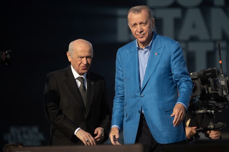 ISTANBUL, Türkiye - 07 Mayıs: Türkiye Başkanı Recep Tayyip Erdoğan ve Milliyetçi Hareket Partisi (MHP) lideri Devlet Bahceli, 07 Mayıs 2023'te İstanbul, Türkiye'de başkanlık seçimi için kampanya yürütürken bir mitingde destekçileri selamlıyor. 14 Mayıs'ta Türkiye Başkanı Erdoğan, seçmenler ülkenin genel seçimlerinde sandık başına giderken en büyük seçim testiyle karşılaşacak. Erdoğan, önce Başbakan olarak ve daha sonra başkan olarak yirmi yılı aşkın bir süredir iktidarda, ancak popülaritesi, Türkiye'nin devam eden ekonomik krizi ve hükümetinin Şubat ayı başlarında ülkenin güneydoğusunu vuran ve 50.000'den fazla kişiyi öldüren yıkıcı depremleri ele alması nedeniyle bir darbe aldı. Bu arada, siyasi muhalefet, bazı anketlerin bir avantajı olduğunu gösteren bir aday olan Kemal Kilicdaroglu birleşti. (Fotoğraf: Burak Kara/Getty Images)