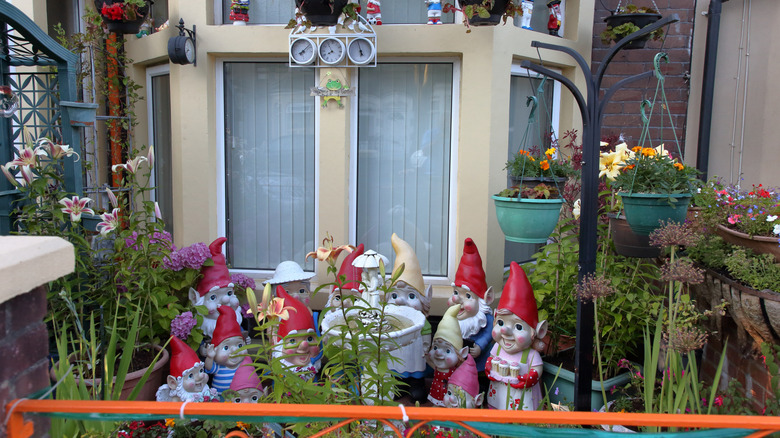 Bahçe cüceleriyle aşırı kalabalık ön veranda