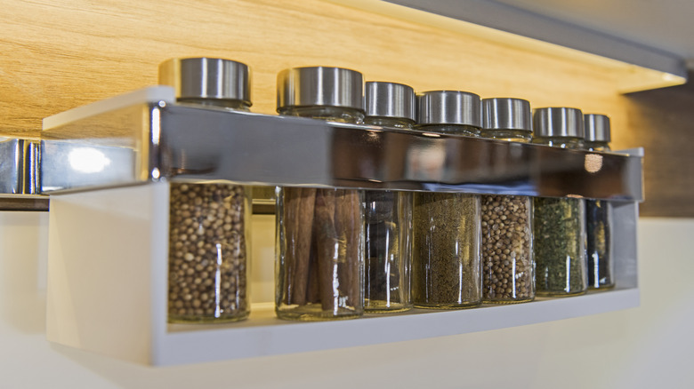 Manyetik baharat rafı çeşitli baharatlara sahiptir