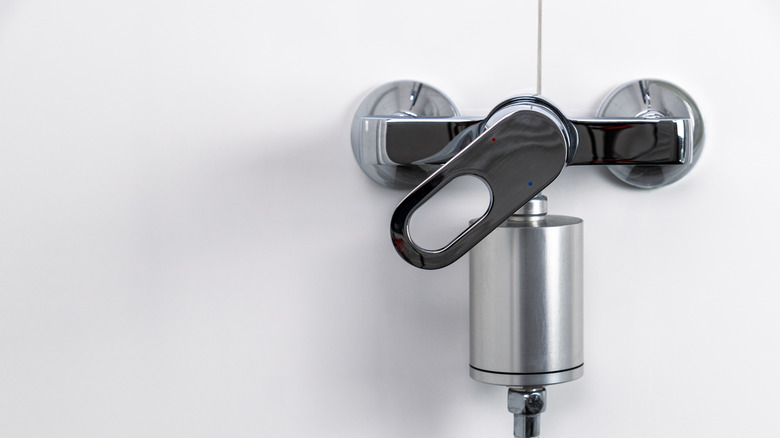 Su filtresi olan bir duş