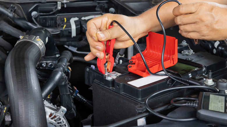 Motor Koyundaki Araç Pilini Ölçmek İçin El Bağlama Kelepçesi