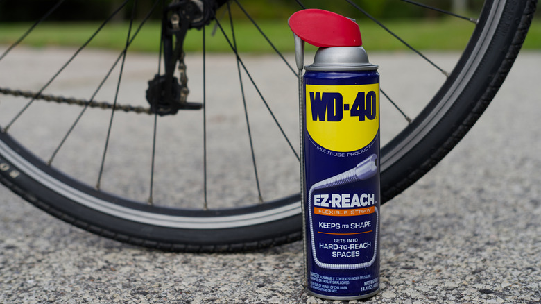 Bisiklet lastiğinin önünde WD-40