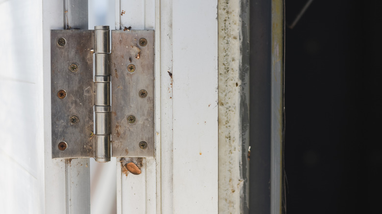 Kirli kapı menteşesi