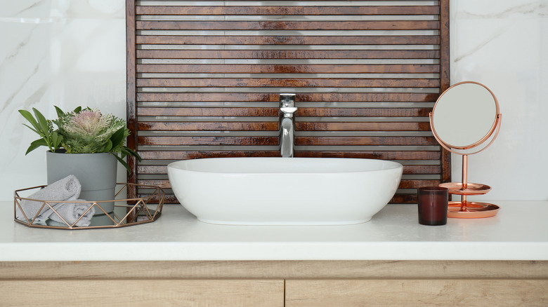 Tezgah üzerinde gemi lavabosu