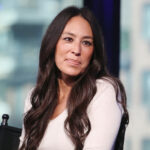 Joanna Gaines, küçük bir banyoyu gerçekte olduğundan daha büyük görünmek için nasıl bir lavabo kullanıyor