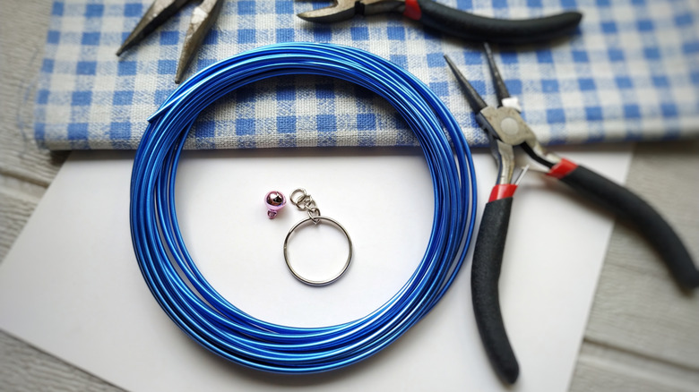 Mavi tel ve etrafında üç tel kesici ile anahtarlık parçalandı