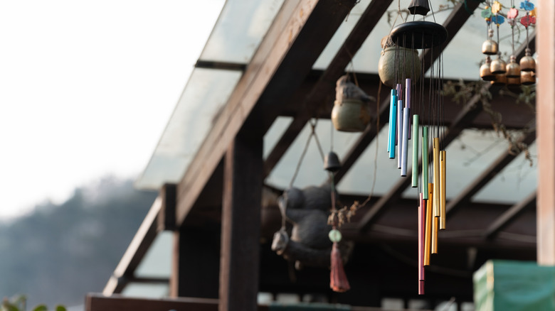 Farklı malzemelerden yapılan asılı rüzgar çanlarının sırası