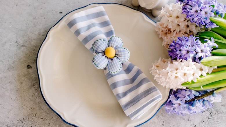 Çiçek Çiçek Peçetesi Mavi ve Beyaz Peçeteli Çiçeklerin Yanında Beyaz Tabak