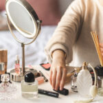 Birkaç uygun fiyatlı ağaç bulgusu ile sevimli bir DIY parfüm kulesi yapın