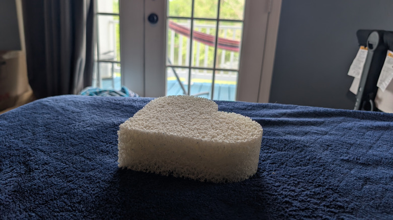 Mavi battaniyede yatan bir kalp şekline kesilmiş yatak bellek köpüğü