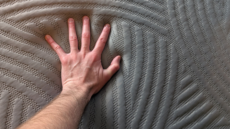 Adamın eli gri serin en iyi yatak hissediyor