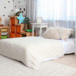 Yürümeye başlayan çocuğunuz için zemin yatağı kullanmak güvenli mi? Bilmeniz gereken artıları ve eksileri