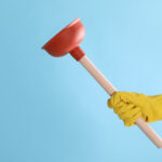 Bir pistonla tuvaleti tıkarken sıçramadan kaçınmanın oyunu değiştiren yolu