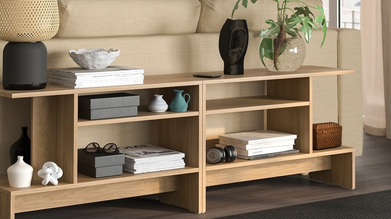 Kanepenin arkasındaki Ikea Holmerud yan masaları