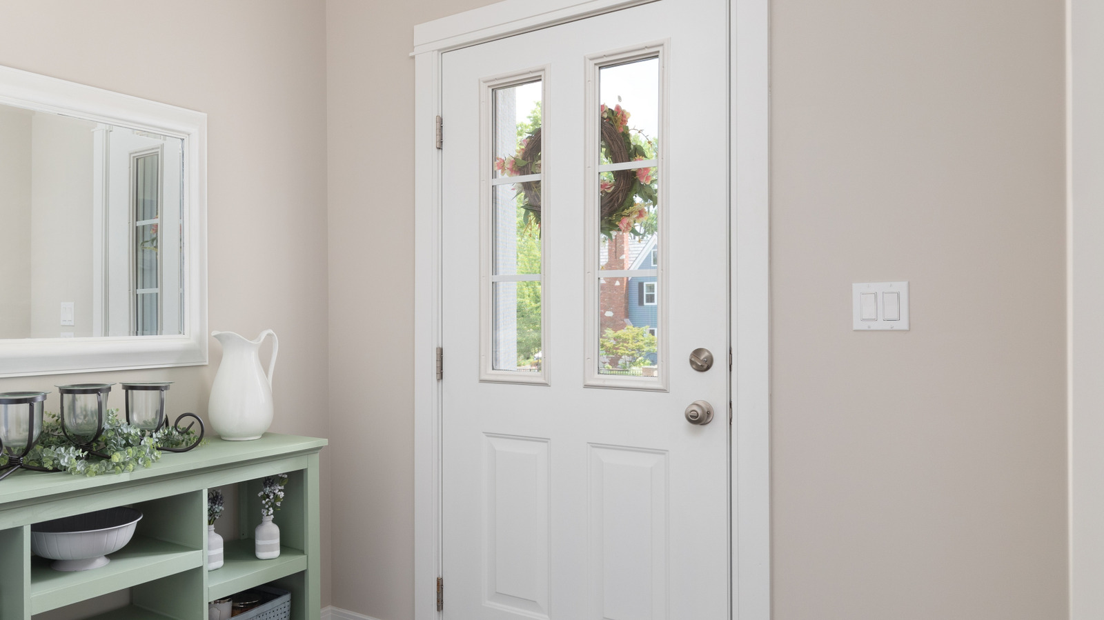 Giriş yolunuzun depolama alanını bankayı kırmayacak ince bir IKEA ile yükseltin