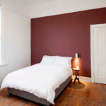 Mükemmel aksan duvar dekoru için DIY Tüy aynası