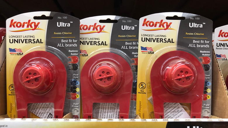 Bir mağaza rafında ambalajda Korky'den evrensel tuvalet kanatçıları