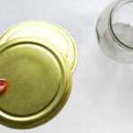 Sevimli dekor için yaratıcı bir DIY ile eski kavanoz kapaklarını çöpten hazineye götürün