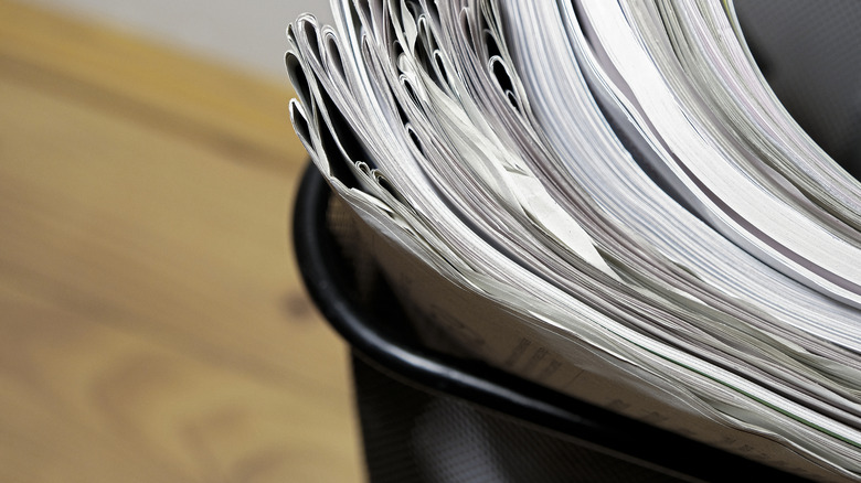 Çöp kutusundaki gazeteler