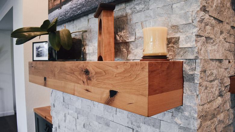 Taş şömine üzerinde bir ahşap şömine.