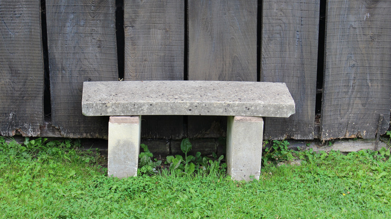 Bir çitin karşı Diy Beton Tezgahı